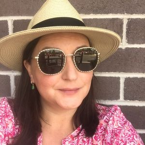 Meet your Posher, Laura.